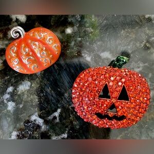 2 HALLOWEEN PUMPKIN BROOCHES
